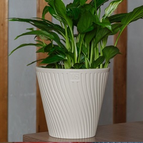 Кашпо пластм. "Луи" 2,7л d верха 180мм h166мм со вставкой Крем AML-2,7-02 ("VipSet") *1/12